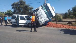 Un camión chocó con una camioneta en Maipú: una mujer con lesiones en las piernas