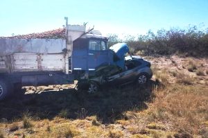 Mendoza: una mujer y un hombre fallecieron tras incrustar su auto en un camión