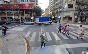 Tensión y pánico en Buenos Aires: le pegó con un hierro a una policía, le robó el arma y empezó a disparar en pleno centro