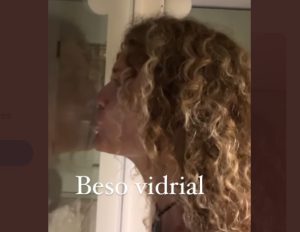 "Beso vidrial": el nuevo video ultraviral de Maru Botana