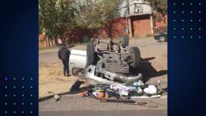 Iba por el Acceso Sur, perdió el control de la camioneta y quedó con las ruedas para arriba