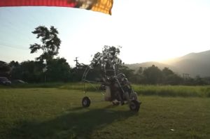 Video: el impactante momento en el que Fede Bal se fracturó el brazo y la nariz cuando iba en un parapente