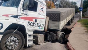 Un camión se cayó en un hueco que se abrió en plena calle