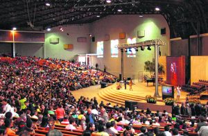 Video: pánico en una iglesia evangélica por un hombre armado que apuntó a la pastora