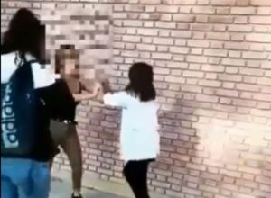 Video: otra vez alumnas de secundaria peleando y el resto mirando sin hacer nada