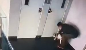 Video: Golpeó brutalmente a su perra en la puerta de su edificio y sus vecinos lo denunciaron