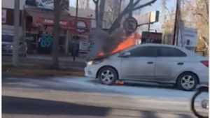 Video: pánico en Godoy Cruz por un auto que se incendió cerca de una estación de servicios