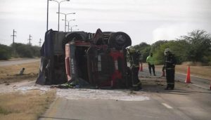 Fotos: un camión que venía a Mendoza con una carga peligrosa volcó en San Luis