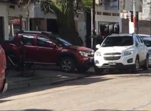 Video: le estacionaron en el puente y chocó el auto varias veces para correrlo