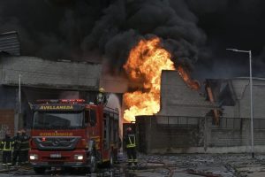 Video: tremendo incendio en una fábrica textil de Avellaneda