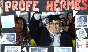 Orgullo nacional: Hermes se recibió de profesor de Historia a los 78 años