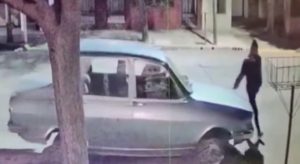 Video indignante: Le sacó la batería a su auto para que no se lo robaran pero ¡se lo llevaron igual!