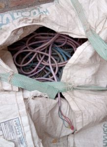 Encontraron en una casa de Guaymallén cobre de "Edemsa" e "YPF", celulares y armas