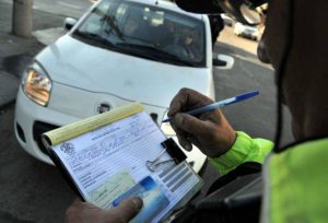 Buscan que la Policía saque fotos a los autos mal estacionados para hacer la multa