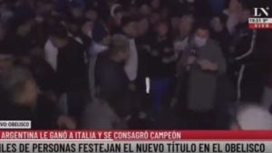 "Me chorearon el teléfono viejo": Le robaron a un periodista en vivo durante los festejos del titulo de la Selección