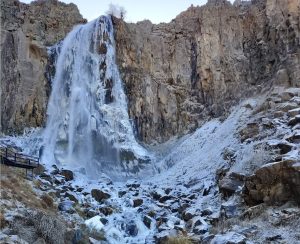 Maravilla natural en imágenes: por el frío se congeló una cascada en Neuquén