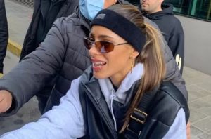 Video: el divertido momento cuando Tini se lleva los apuntes de una fan