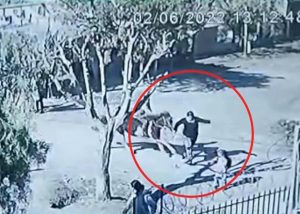 Video: un nene de 12 iba a caballo y atropelló a una mujer que se encuentra en coma