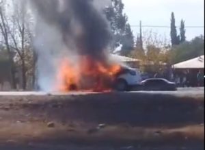 Video: un auto se incendió en pleno Acceso Este