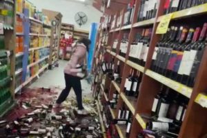 Video de un día de furia: la echaron del trabajo y destrozó una góndolo de bebidas