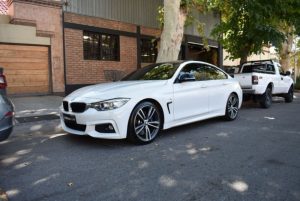 Estacionaba su auto BMW en su casa en Guaymallén y dos motochorros se lo robaron