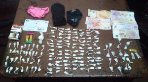 La Policía lo quiso identificar y se escondió en un lavadero: tenía muchas bolsitas con cocaína