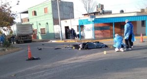 Tragedia en San Juan: dos adolescentes de 15 y 19 murieron aplastados por un camión