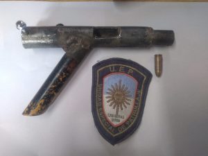 Caminaba por Las Heras con un arma tumbera y quiso escapar de la Policía