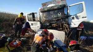 Un camionero intentó pasar un piquete en un ruta argentina, lo atacaron a piedrazos y murió