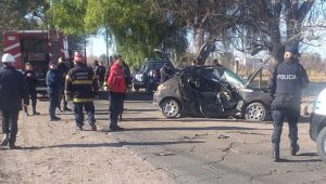 Mendoza: iban por la ruta, les explotó la cubierta, chocaron contra un poste y murió el acompañante