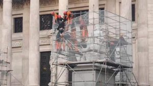 Dramático video: el rescate de un hombre que se subió a un andamio frente al Congreso