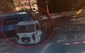 Video: un camionero atropelló la barrera del paso nivel y el tren lo impactó de lleno