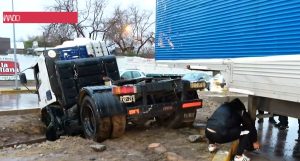 Mendoza: Un camión atravesó la rotonda del avión y terminó en una zanja