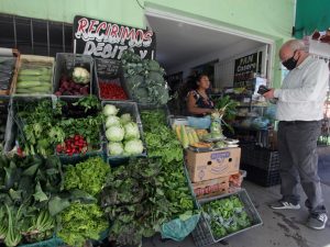 Crisis: los mendocinos compran verdura con tarjeta de crédito