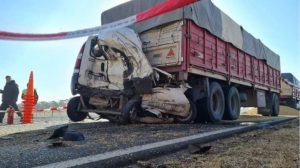 Accidente fatal: una camioneta fue aplastada entre un camión y un micro