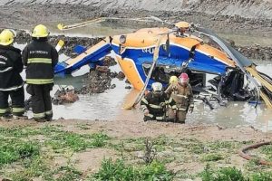 Cayó un helicóptero con cinco personas a bordo y milagrosamente están todos con vida