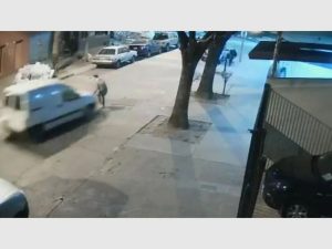 Vio que un hombre salía corriendo de su casa tras robarla, lo persiguió y lo atropelló