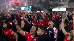 Ardió Independiente: enfrentamientos entre hinchas y la Policía