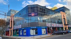 Intentó evitar un asalto en un Shopping y lo tiraron desde un primer piso