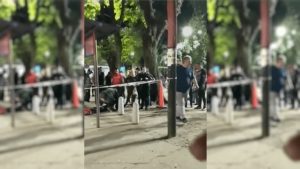 Una mujer murió tras quedar en medio de una balacera: Su hija y un menor se encuentran muy graves