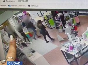 Mendoza: Se hicieron pasar por compradoras y engañaron a la vendedora mientras otro robaba