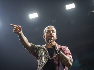 Video: ¿Por qué Maluma frenó un show para echar a dos fans?