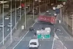 Impresionante video: volcó un camión en la 9 de Julio