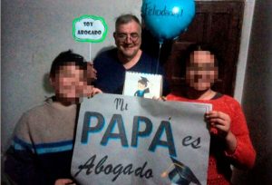 Tiene 51 años, era vendedor ambulante, vive solo con sus dos hijos y se recibió de abogado