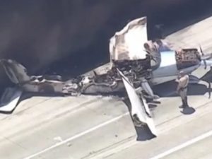 Video: una avioneta cayó sobre una autopista y generó pánico en los conductores