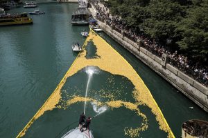 ¿Por qué tiraron 75.000 patitos de goma al Río Chicago?