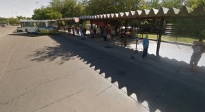 Estaba esperando el micro en la Terminal, una mujer lo amenazó con un arma y le robó todo