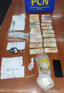 Detuvieron a una pareja en Godoy Cruz: tenían cocaína, marihuana y miles de pesos