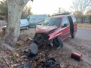 Guaymallén: Perdió el control de la camioneta y chocó de frente contra un árbol