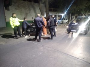 Descontrol en Mendoza: Detuvieron a un hombre borracho, armado y manejando en contramano